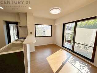 キッチン前のダイニングスペース　カウンターキッチンから料理の受け渡し等に便利です。ダイニングセットを置いても十分な広さを確保。
