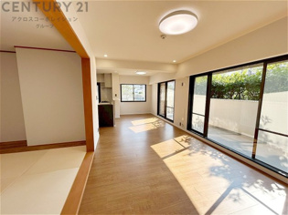 開放的な２面採光のリビングダイニング。