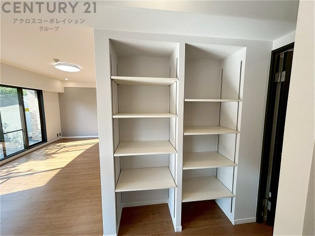 可動式の棚付きで、デッドスペースを極力なくした収納が可能です。