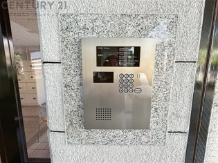 オートロック式エントランスは他の住民や外部の人間が簡単に出入りできないため、個々の住戸が安全に保たれます。同時に、訪問者が来訪する場合にはインターホン等で確認することができ、不要な来客を遮断できます。