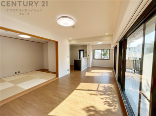 リビングダイニングは家族や友人とのコミュニケーションを楽しむ場所でくつろぎながら食事や会話を楽しめ、多目的に利用できリラックスできる空間です。家庭内の中心として機能し、快適な生活をサポートします。
