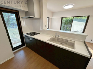 シンプルなデザインと使いやすさを兼ね備えた対面式システムキッチンは、効率的な作業スペースを提供し、家族やゲストとのコミュニケーションを促進します。
