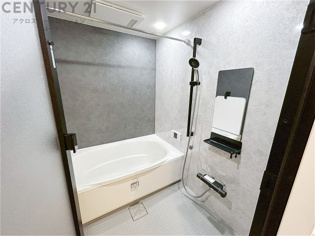 ユニットバスは省スペースでありながら、シンプルな設計と使いやすさを備え、簡便なメンテナンスが可能です。またミラー・小物置き場もあり便利です。

