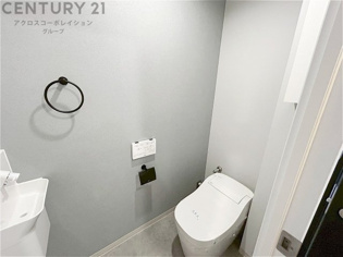 温水洗浄便座付トイレは温水洗浄機能により、暖かい水でおしりを洗浄することができ、冷たい水を使う従来の便座に比べ、温水洗浄機能で暖かいトイレを提供し、快適な使用を可能にします。
