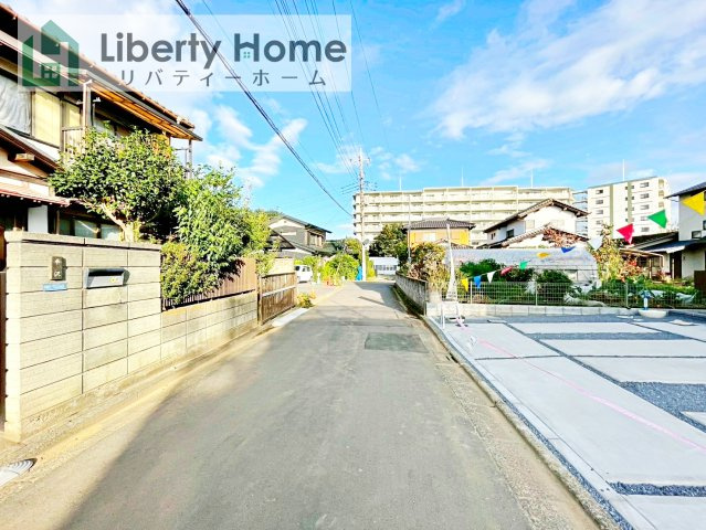 取手市中原町3棟　新築戸建　1号棟の前面道路含む現地写真