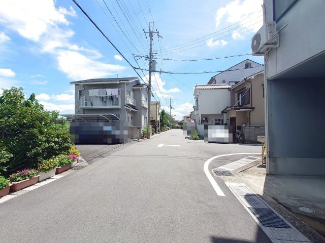 ◆リビング広々１８帖以上◆全居室収納付き◆全室２面採光◆長岡京今里薬師堂の前面道路含む現地写真|前道