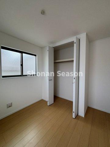 【洋室】 | 各居室に収納完備され、お部屋をスッキリお片付けできそうです！