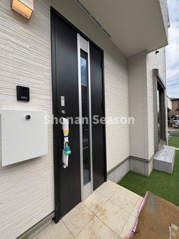 【玄関】 | 「玄関断熱ドア」を採用していて、熱が出入りする量が減り、夏は涼しく冬は暖かい住宅を目指せます！