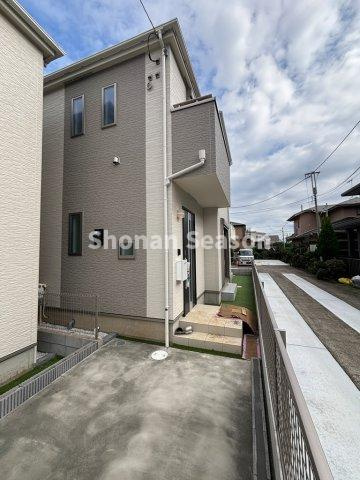 【外観】 | 「湘南」を感じられる茅ヶ崎海岸まで徒歩15分！
効率よくお湯を沸かせて経済的な「エコジョーズ」搭載◎