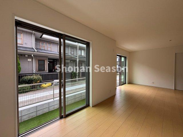 【居間・リビング】 | 南側からの採光をたっぷり取り込み明るい室内です！