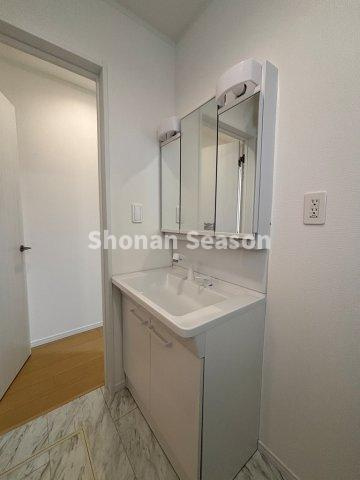 【独立洗面台】 | 玄関入ってすぐの洗面室で手を洗えるので、汚れをリビングに持ち込まず衛生的です◎