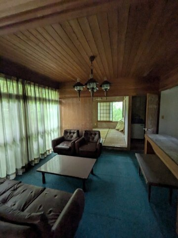 群馬県吾妻郡嬬恋村大字鎌原大カイシコ 中古戸建の洋室|落ち着いた色調の洋室です