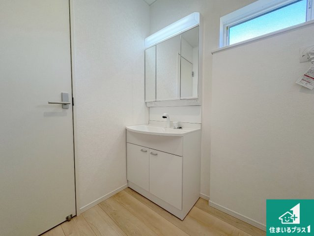 野洲市冨波甲　第4期　新築一戸建ての独立洗面台|清潔感のある洗面台です。フラットな鏡は掃除がしやすく毎日清潔！鏡裏には収納があるのでスッキリとした洗面台が保てます。