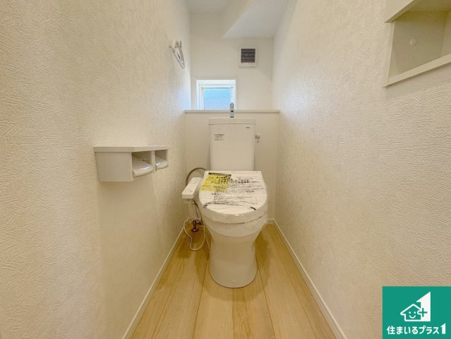 野洲市冨波甲　第4期　新築一戸建てのトイレ|1・2階の2ヶ所にあるので、朝の忙しい時間の順番待ちもなく、深夜の利用にも大変便利です。