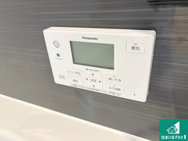 野洲市冨波甲　第4期　新築一戸建ての発電・温水設備|給湯器リモコン（浴室側）省エネタイプの給湯器でお湯はり・追い炊き自由自在！お子様から高齢者の方まで、みんなが操作しやすいボタン配置です。