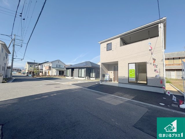 野洲市冨波甲　第4期　新築一戸建ての前面道路含む現地写真|周辺は閑静な住宅街！前面道路広々で車の出し入れも便利です。駐車が苦手な方でも安心して車庫入れできます！