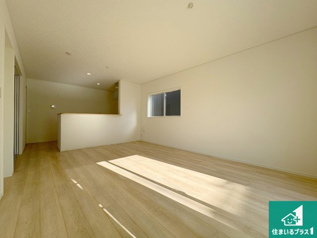 野洲市冨波甲　第4期　新築一戸建ての居間・リビング|日当たり良好の明るいリビングで朝の目覚めもスッキリできそう！対面キッチンでご家族のコミュニケーションも自然と増える設計！小さなお子様が遊ぶスペースを作っても広々とくつろげるLDK！