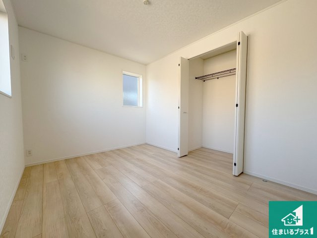 野洲市冨波甲　第4期　新築一戸建ての洋室|シンプルな洋室は、自分好みのインテリアが楽しめます♪ご家族とインテリアや家具を選びに行くのは新築購入時の醍醐味の一つです。ぜひお楽しみください♪