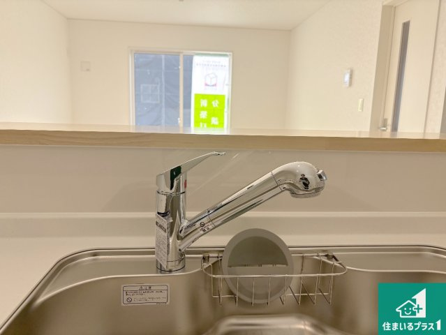 野洲市冨波甲　第4期　新築一戸建ての設備|浄水器を内蔵！炊飯時、お茶を作る時に安心してお水を使えます！お湯と冷水、浄水と原水、シャワーの切替えもワンタッチです！