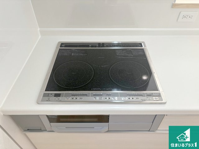 野洲市冨波甲　第4期　新築一戸建ての設備|火を使わないので、安心なＩＨコンロ！でこぼこが無い構造なので、掃除もしやすく清潔に保てます！