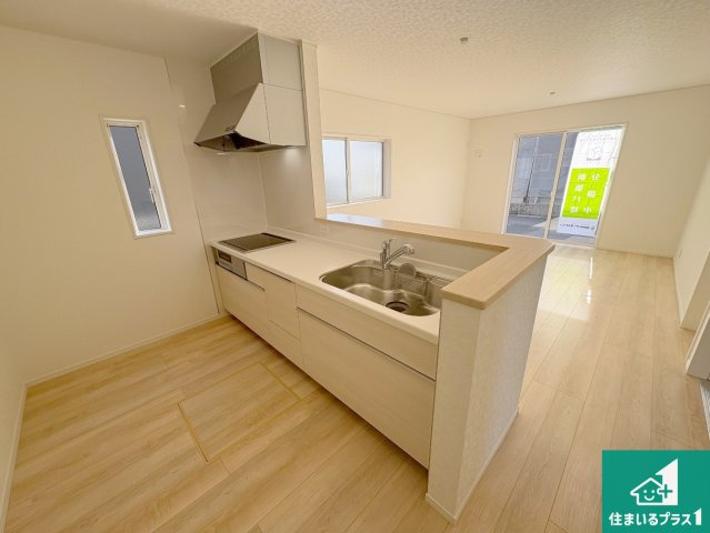 野洲市冨波甲　第4期　新築一戸建てのキッチン|リビングと統一感があり、使い勝手のいいキッチン。広々としているので、二人並んで作業が出来ちゃいます。お子様と一緒に色々なお料理に挑戦できるスペースがあります。