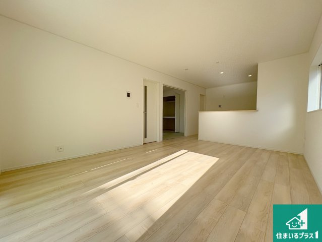 野洲市冨波甲　第4期　新築一戸建ての居間・リビング|シンプルなリビングは、観葉植物等のインテリアを楽しめますね！パパ好みにも、ママ好みにも家具次第で雰囲気を変えることができます！