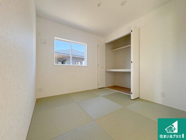 野洲市冨波甲　第4期　新築一戸建ての和室|一室あると便利な和室は客間としてだけでなく、小さなお子様のプレイルームや食後のくつろぎスペースとしてもご利用いただけます。収納もついていますので大活躍間違いなし！
