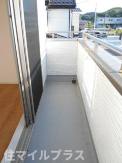【バルコニー】 | 白河市久田野中古一戸建て | 外からの目が気にならないバルコニーで洗濯物が干せます