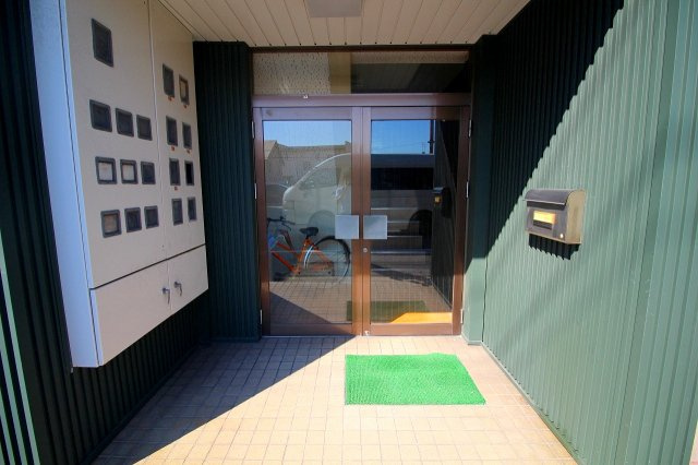 米子市角盤町3丁目79番地　赤尾ビル1Fのエントランス|三階までございます。
1Fの賃貸募集になります。




