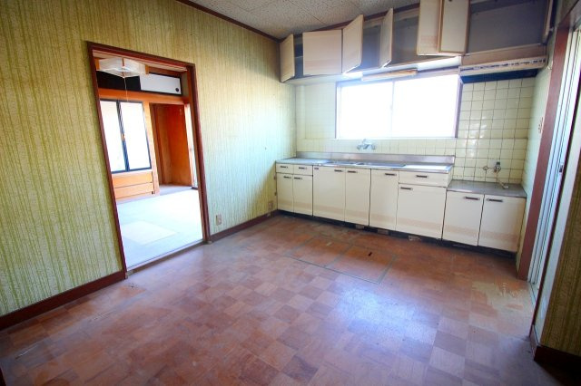 米子市角盤町3丁目79番地　赤尾ビル1Fの居間・リビング|ダイニングになります。
キッチン付の約6.5帖になります。