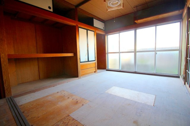 米子市角盤町3丁目79番地　赤尾ビル1Fの和室|和室約6帖となります。
押入れ物入収納場所ございます。