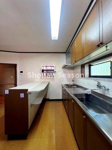 【キッチン】 | 錆びにくく耐熱性高いステンレスシンクを採用！嬉しい吊戸棚付きです♪