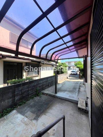 【駐車場】 | Pスペースは、直射日光・風雨から大切なお車守るカーポート付きです♪