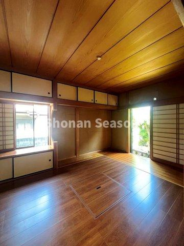 【洋室】 | 食べこぼしもサッと拭きとれるフローリング！お掃除もラクラクですよ♪