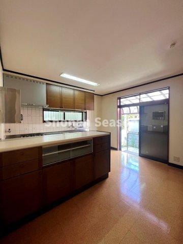 【キッチン】 | 複数人でも調理がしやすく、配膳＆後片付けスムーズなカウンター付き◎
お料理の幅が広がりますよ♪