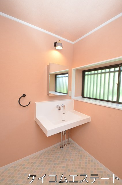 通谷フラットハウスの独立洗面台