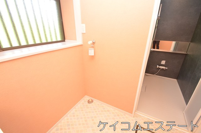 通谷フラットハウスの洗面所|洗濯置き場