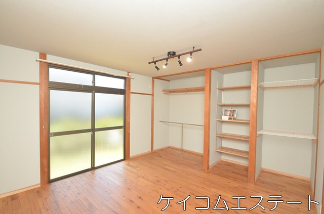 通谷フラットハウスの寝室|主寝室　洋室8帖