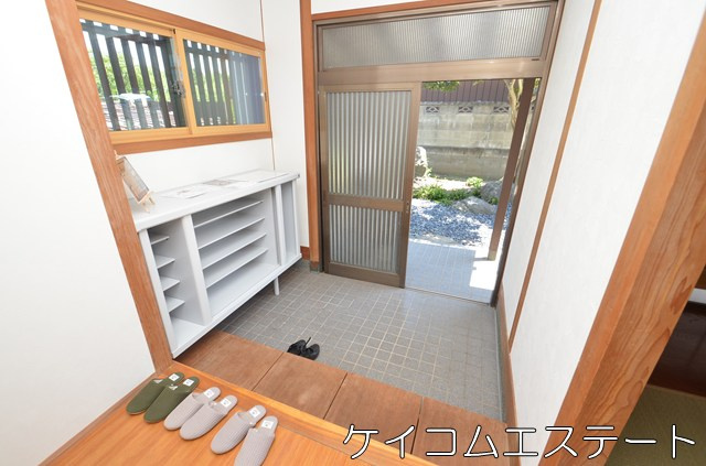 通谷フラットハウスの玄関