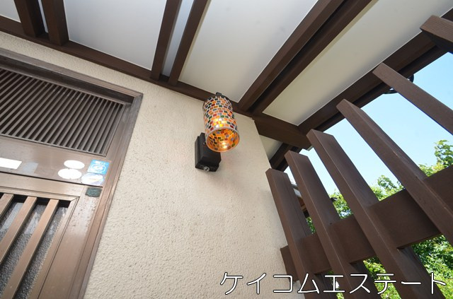 通谷フラットハウスの設備|玄関の照明がガラス細工で可愛いです。