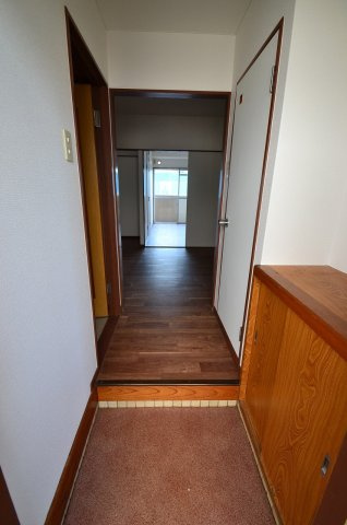 横川ラックビルの玄関