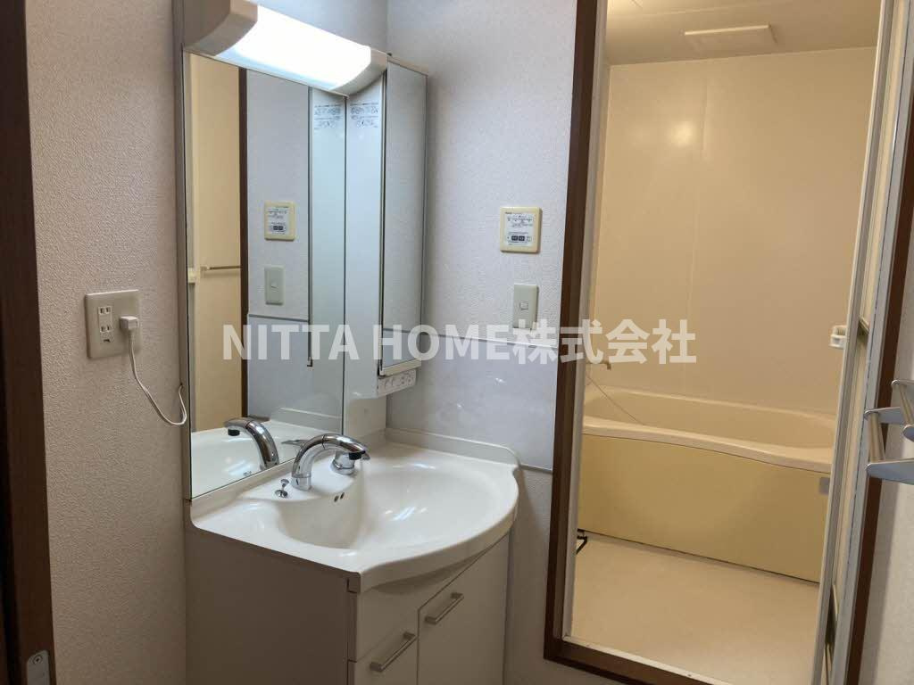 メゾン・ド・エムズの洗面所|シャワー付き洗面台を完備!(^^)!