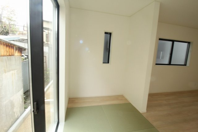 高知市旭天神町第1　1号棟　（全2区画）の和室|ＬＤＫ　20.0帖（タタミコーナー3.5帖　含）