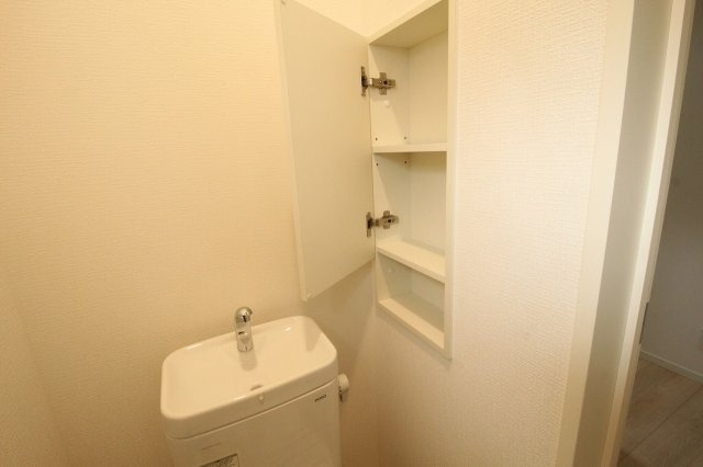 高知市旭天神町第1　1号棟　（全2区画）のトイレ|1Ｆ　収納