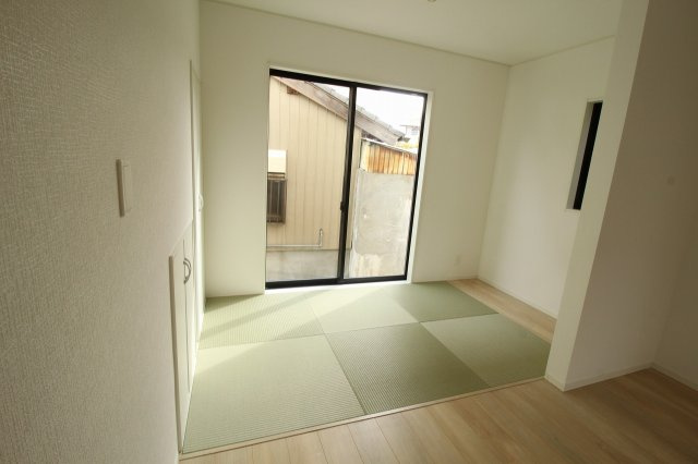 高知市旭天神町第1　1号棟　（全2区画）の和室|ＬＤＫ　20.0帖（タタミコーナー3.5帖　含）