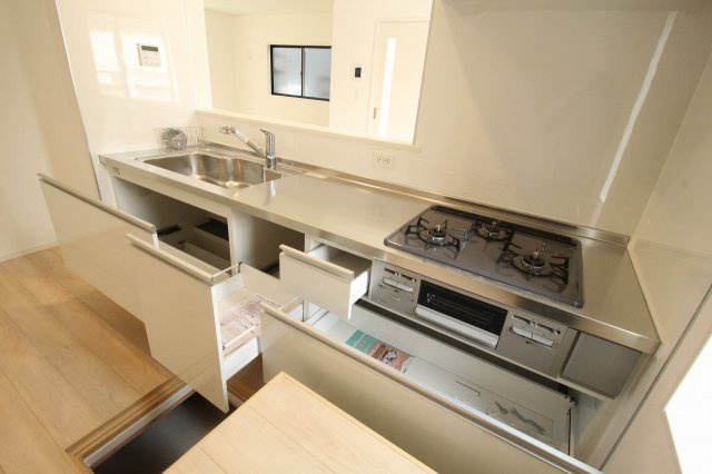 高知市旭天神町第1　1号棟　（全2区画）のキッチン|床下収納