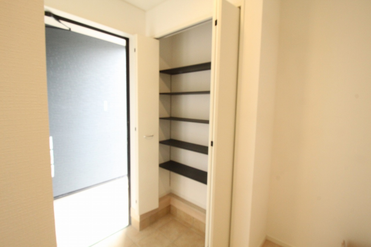 旭天神町第1　2号棟　2Fリビング（全2区画）の収納|玄関収納