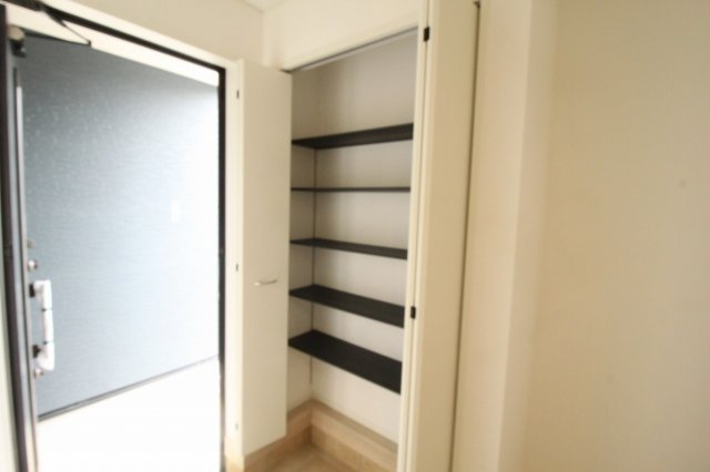 旭天神町第1　2号棟　2Fリビング（全2区画）の収納|玄関収納
