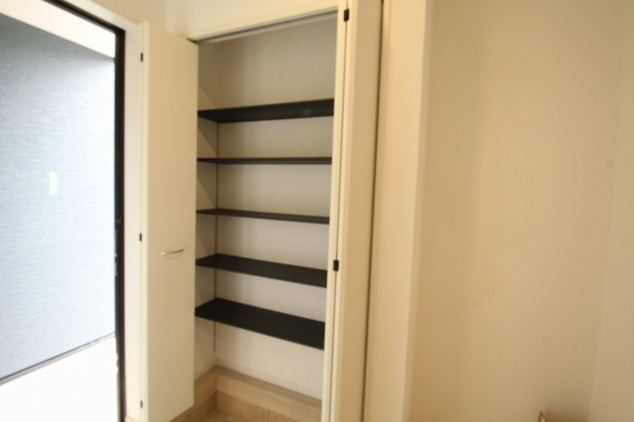旭天神町第1　2号棟　2Fリビング（全2区画）の収納|玄関収納