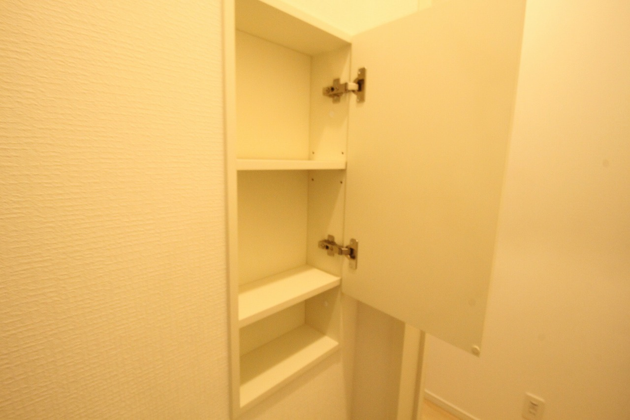 旭天神町第1　2号棟　2Fリビング（全2区画）のトイレ|1Ｆ　収納